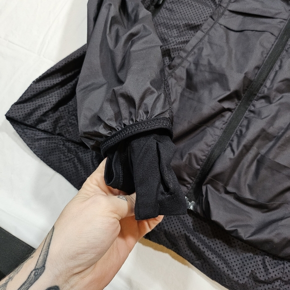 Lululemon Run: Essential Windbreaker Jacket *Glyde (Black) - Picture 7 of 11
